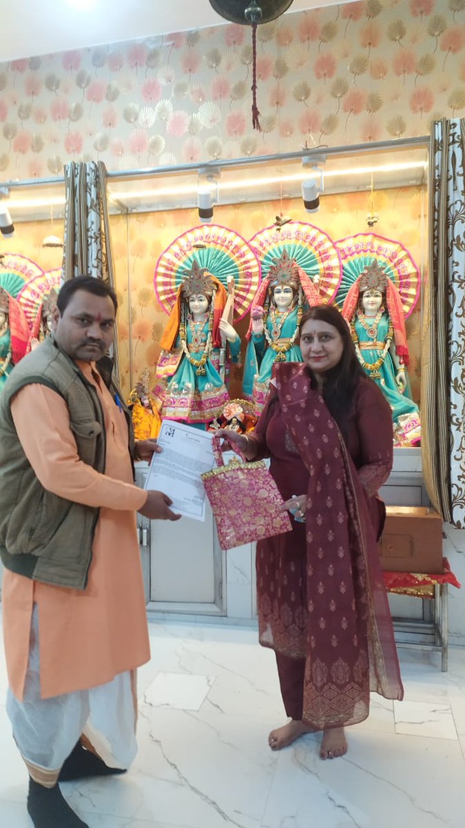 ngo_sampurna's tweet image. @ngo_sampurna के स्वयंसेवक मंदिरों में जाकर पुजारियों से #BhagwanKiPoshak एकत्र कर रहे हैं, ताकि उन्हें अपसाइक्लिंग के जरिए फिर से उपयोग किया जा सके ♻️🕉️।
हर स्वयंसेवक 5 मंदिर कवर कर रहा है—भक्ति के साथ स्थिरता का संदेश फैलाते हुए 🌱✨।
अभियान से जुड़ें! 
धन्यवाद