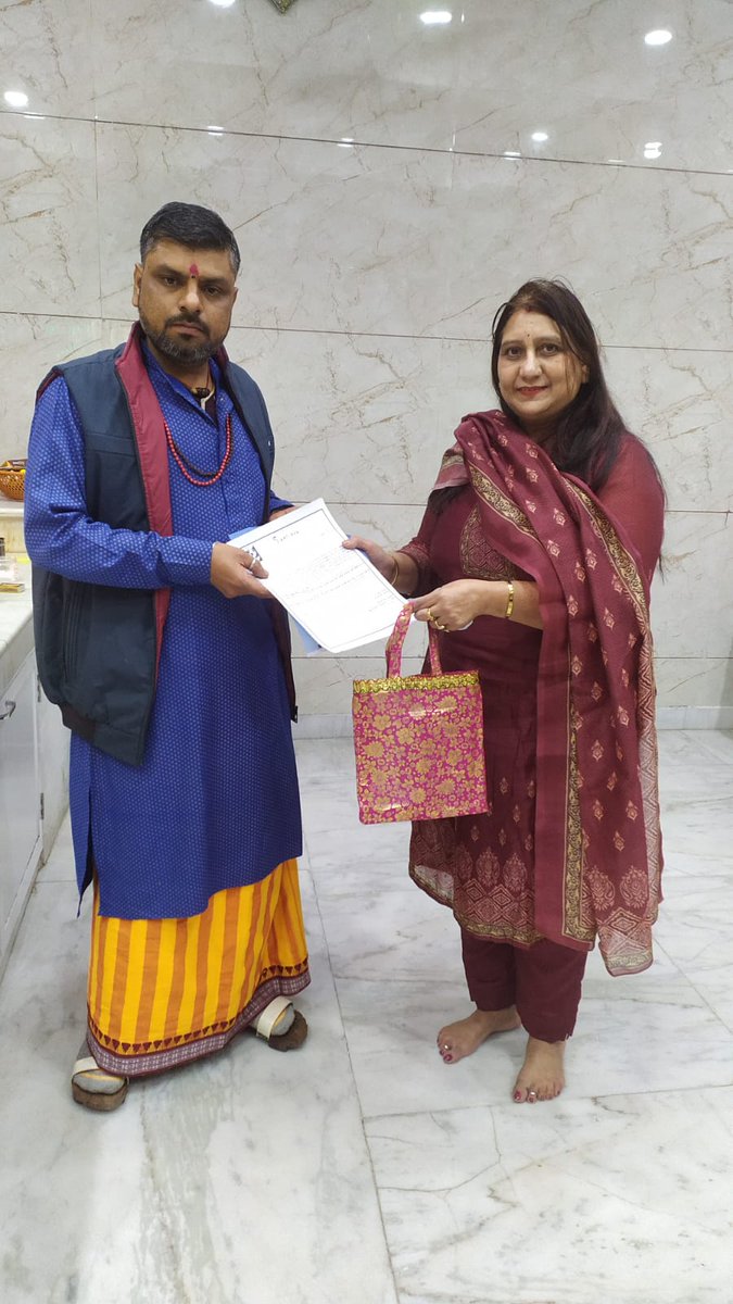 ngo_sampurna's tweet image. @ngo_sampurna के स्वयंसेवक मंदिरों में जाकर पुजारियों से #BhagwanKiPoshak एकत्र कर रहे हैं, ताकि उन्हें अपसाइक्लिंग के जरिए फिर से उपयोग किया जा सके ♻️🕉️।
हर स्वयंसेवक 5 मंदिर कवर कर रहा है—भक्ति के साथ स्थिरता का संदेश फैलाते हुए 🌱✨।
अभियान से जुड़ें! 
धन्यवाद