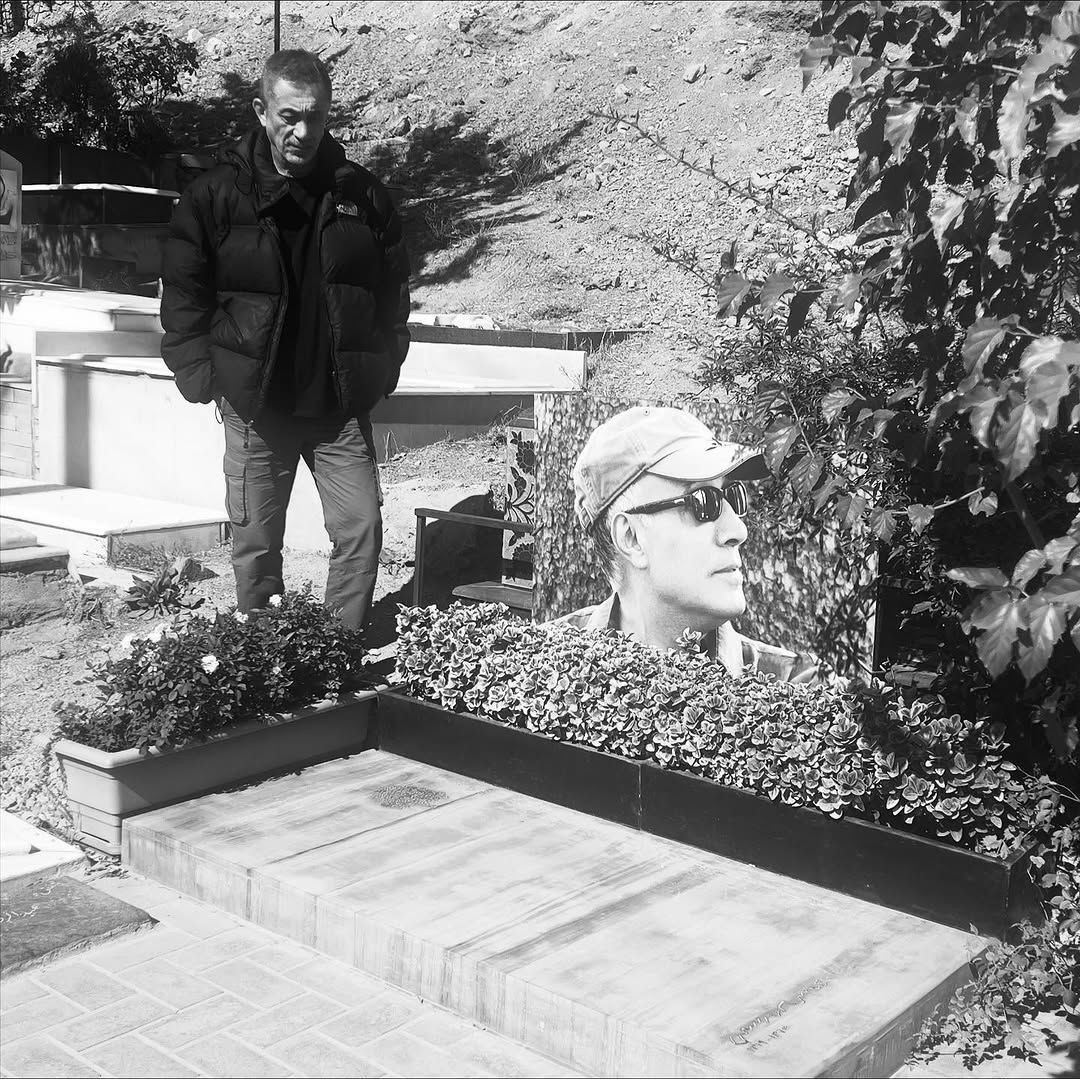 Cryptospace24fp's tweet image. First image: Nuri Bilge Ceylan and Abbas Kiarostami at Cannes 2014.

Second image: Nuri Bilge Ceylan at the grave of Abbas Kiarostami, 2025.🫡