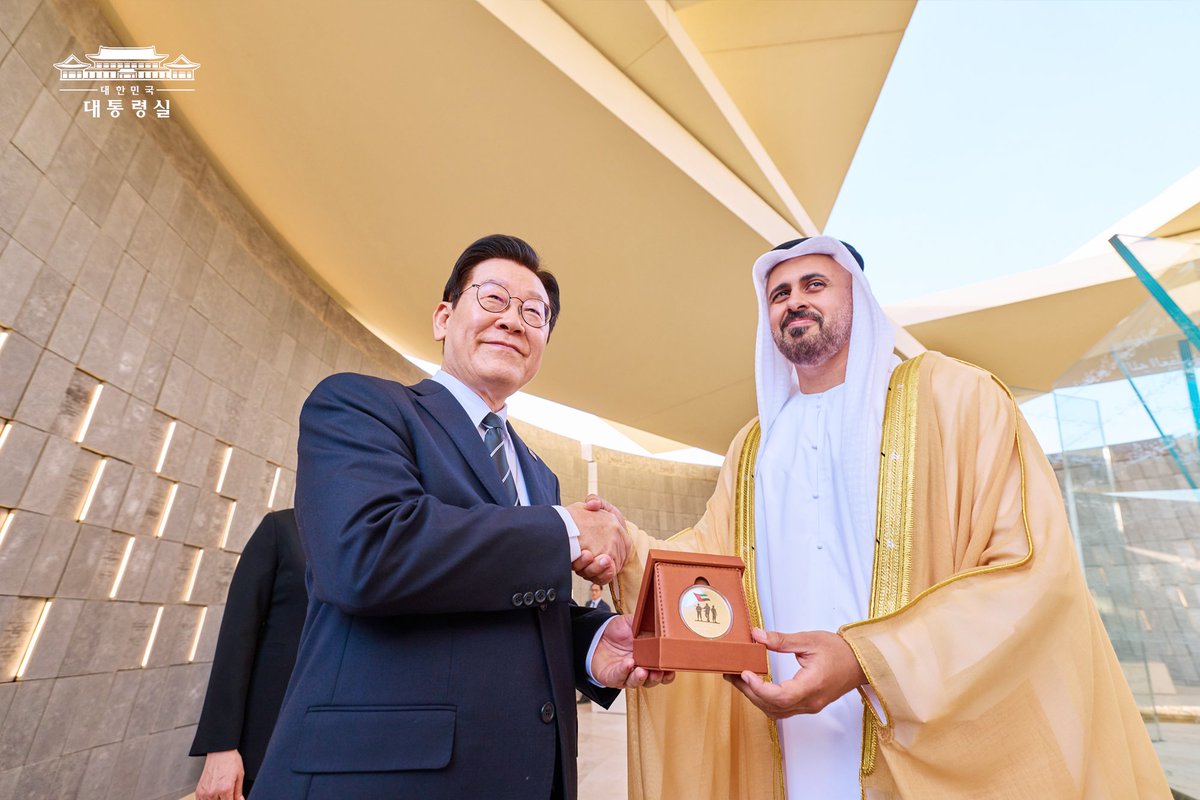 현충원(와하트 알 카라마)부터 그랜드모스크까지, 척박한 사막 위에 번영을 일궈낸 UAE의 저력이 어디에서 비롯된 것인지 깊이 절감한 시간이었습니다.

나라를 위한 숭고한 헌신, 그랜드 모스크에 남겨진 셰이크 자이드 전 대통령님의 평화, 관용, 공존의 정신이 지금의 UAE를 만든 원동력입니다.