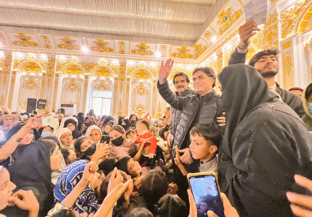 ElectPMLN2025's tweet photo. Mianwali Sirf Sher Ka!
PMLN Candidate Ali Haider Noor Niazi addressed a huge Jalsa held by PMLN Women Wing in PP87 Mianwali for upcoming bypoll.
#PP87 #Mianwali #PMLN #MaryamNawaz https://t.co/rTXRmtwift