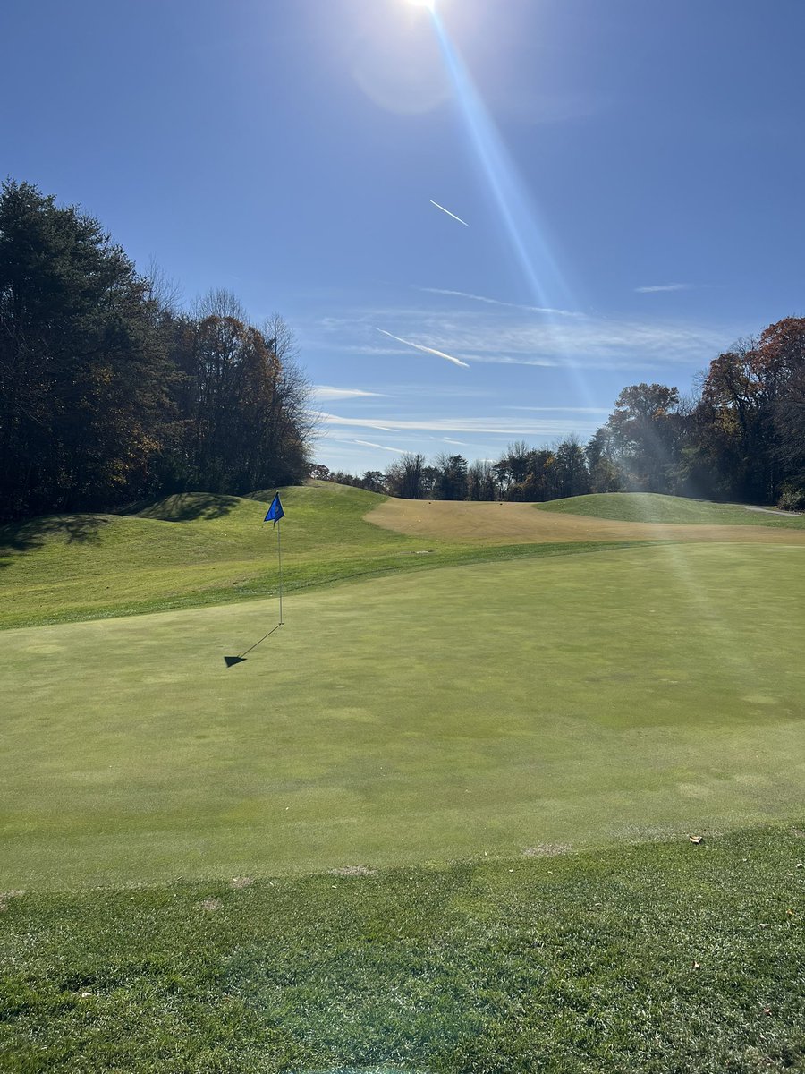 CompassTurfCare's tweet image. Monday- Scatter cart rule.  Driving range mats and practice area open.  Windy conditions again today. Leaves will be an issue on a few holes.  Please yield to the crew blowing leaves today.