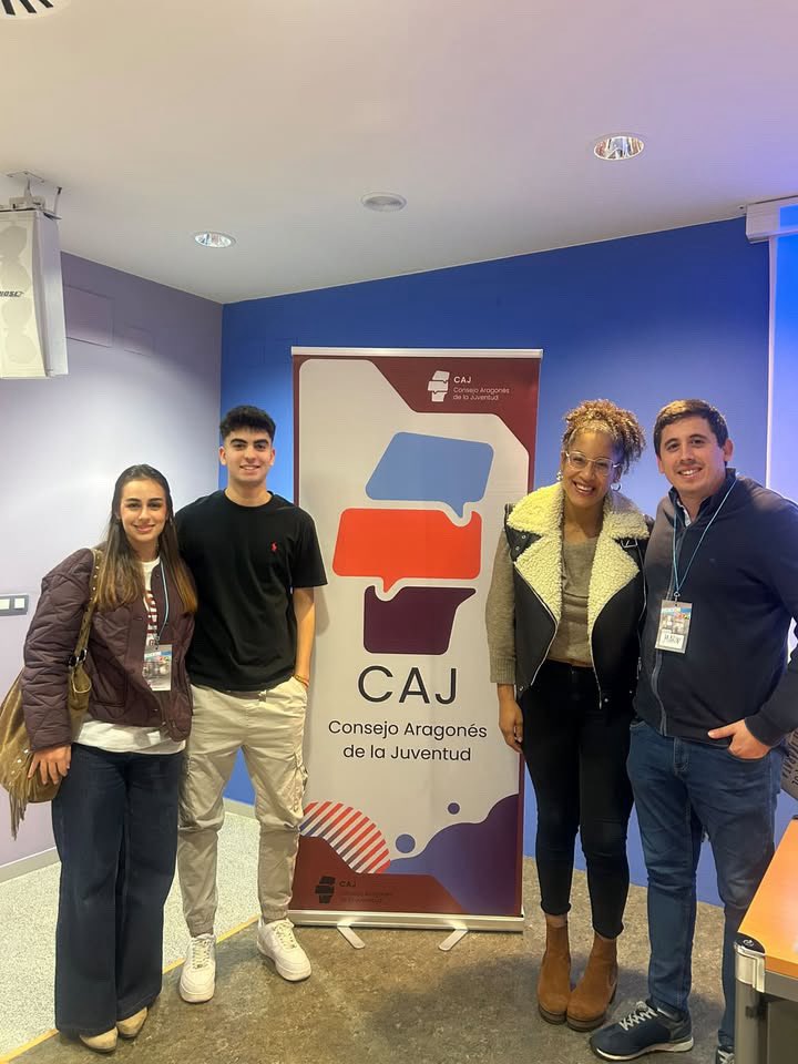 Encuentro joven en Zuera👏🧑

Este sábado se celebró una jornada para disfrutar y hablar de #Aragón y allí estuvimos representados por nuestra vicepresidenta Amanda y miembros de ROLDE💛❤️

#ROLDE #CAJ #Aragón #Zuera