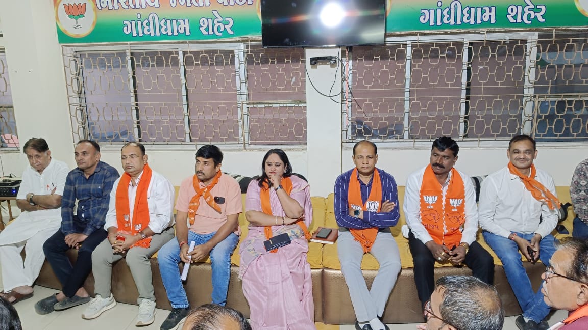 vikashrajgor's tweet image. ગાંધીધામ શહેર ભાજપ કાર્યાલય પર તા-૧૯-૧૧-૨૦૨૫ ના ભારત ના લોખંડી પુરુષ સરદાર વલ્લભભાઈ પટેલ સાહેબ ની ૧૫૦ જન્મ જયંતી ભારત મા ઉજવણી થઈ રહી છે ત્યારે શહેર મધ્યે એક્તા યાત્રા અંર્તગત ચિંતન કરવામાં આવ્યું 
  આ બેઠકમાં ગાંધીધામ વિધાનસભા ના ધારાસભ્ય શ્રી Malti Maheshwari યાત્રા ના   વિષય