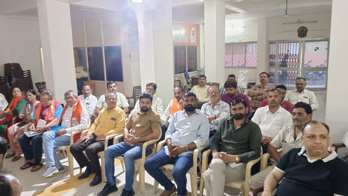 vikashrajgor's tweet image. ગાંધીધામ શહેર ભાજપ કાર્યાલય પર તા-૧૯-૧૧-૨૦૨૫ ના ભારત ના લોખંડી પુરુષ સરદાર વલ્લભભાઈ પટેલ સાહેબ ની ૧૫૦ જન્મ જયંતી ભારત મા ઉજવણી થઈ રહી છે ત્યારે શહેર મધ્યે એક્તા યાત્રા અંર્તગત ચિંતન કરવામાં આવ્યું 
  આ બેઠકમાં ગાંધીધામ વિધાનસભા ના ધારાસભ્ય શ્રી Malti Maheshwari યાત્રા ના   વિષય