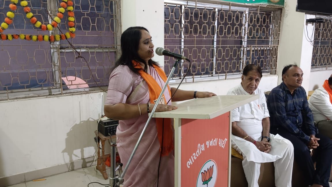 vikashrajgor's tweet image. ગાંધીધામ શહેર ભાજપ કાર્યાલય પર તા-૧૯-૧૧-૨૦૨૫ ના ભારત ના લોખંડી પુરુષ સરદાર વલ્લભભાઈ પટેલ સાહેબ ની ૧૫૦ જન્મ જયંતી ભારત મા ઉજવણી થઈ રહી છે ત્યારે શહેર મધ્યે એક્તા યાત્રા અંર્તગત ચિંતન કરવામાં આવ્યું 
  આ બેઠકમાં ગાંધીધામ વિધાનસભા ના ધારાસભ્ય શ્રી Malti Maheshwari યાત્રા ના   વિષય