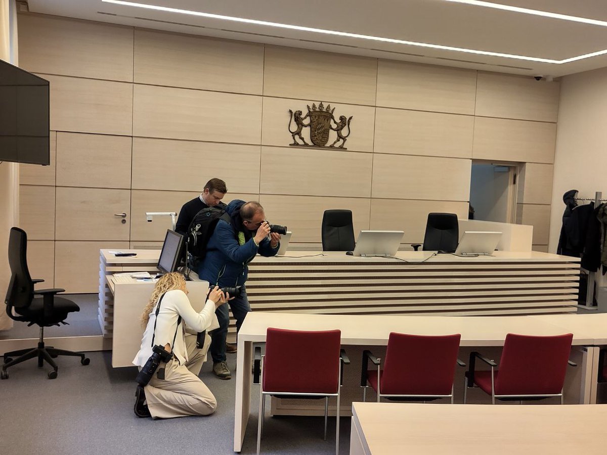 Heute hat der Bayerische Verwaltungsgerichtshof unsere Klage gegen das Konsumverbot im Englischen Garten verhandelt. Das Urteil wird in den nächsten Tagen verkündet, so dass RA Werdermann und Kläger Emanuel Burghard auf der #CaNoKo25 wohl taufrisch darüber berichten können.