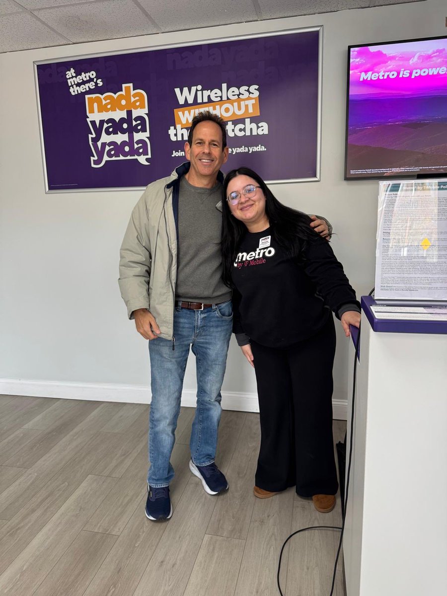 PCGPrepaidBiz's tweet image. Our RSRs in ALL stores Make. It. Happen. 

All the 💜 to you all!!  Cheers to a huge holiday season!