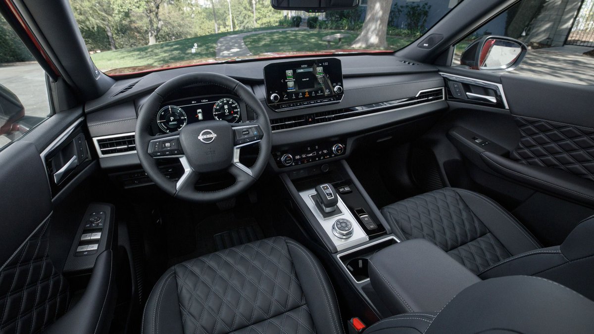 日産がローグ プラグインハイブリッドを発表しました。三菱 アウトランダーPHEVのOEMモデルで、エクステリアの一部はオリジナルの意匠が施されています。来年初頭発売予定で、LAオートショーで世界初公開されます。