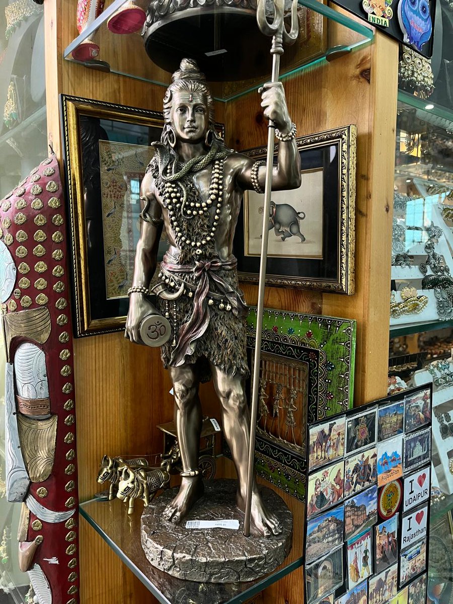 mohanvankudoth_'s tweet image. శివ!
మేము సంసార సాగరమున మగ్నమైన వారము...
భార్యా, బిడ్డలనే బంధము తెంచుకోలేని వారము...
కానీ అనన్య భక్తితో నీయందే మనస్సును కలిగి ఉన్నవారము...
సర్వ ప్రాణులకు నీవు ఆత్మ స్వరూపమని నిన్నే ప్రార్ధించుచున్న...
మిమ్ము శరణు వేడుతున్న.

శివ నీ దయ.