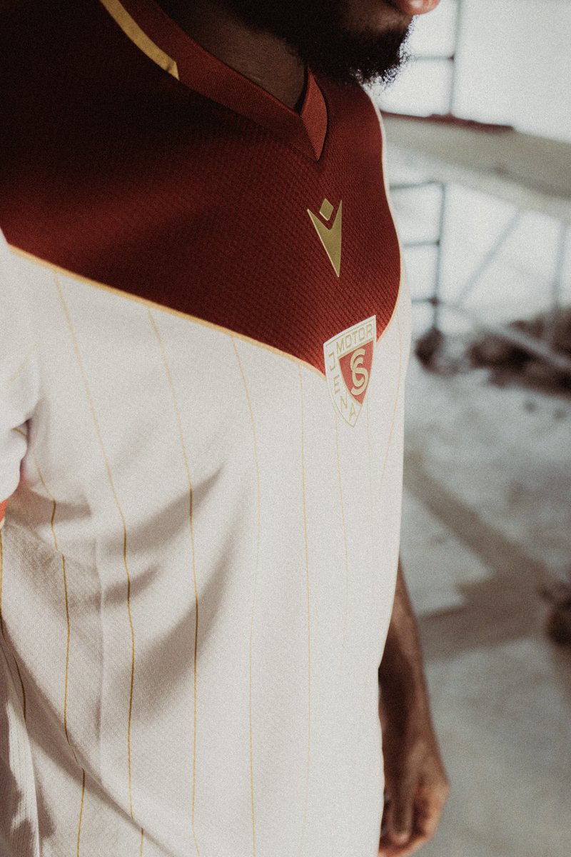 fccarlzeissjena's tweet image. Sichert euch das Stück REMINISZENZ an das letzte Spiel unseres Vereins unter dem Namen SC MOTOR JENA im Dezember 1965 🏆

Als RETROTRIKOT OHNE Sponsorenaufdrucke für 89€*

#FCC #fccarlzeissjena #MehrAlsFußball #SCMotorJena #SCMOTOR #Jena #Retro #Trikot #Historie #FCCHFC