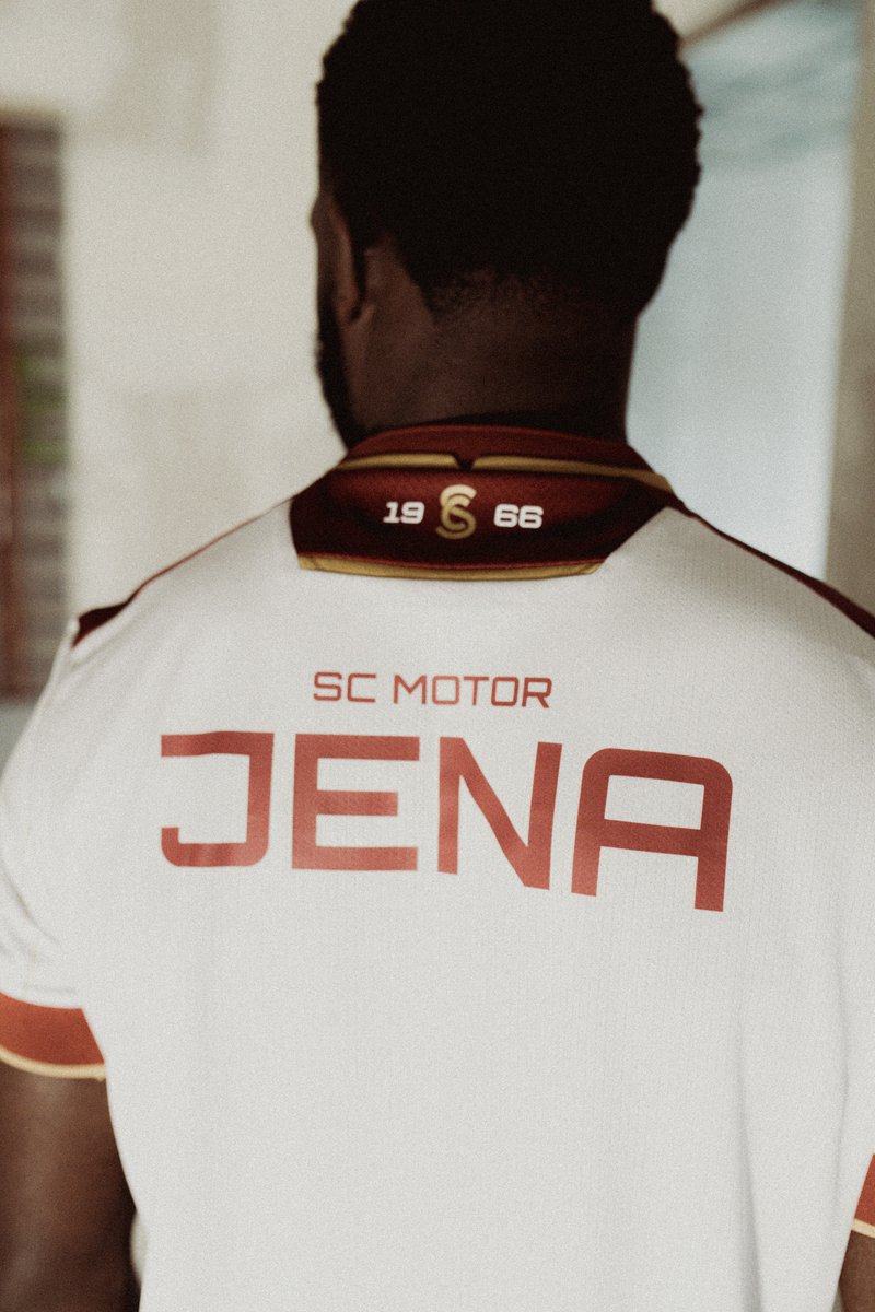 fccarlzeissjena's tweet image. Sichert euch das Stück REMINISZENZ an das letzte Spiel unseres Vereins unter dem Namen SC MOTOR JENA im Dezember 1965 🏆

Als RETROTRIKOT OHNE Sponsorenaufdrucke für 89€*

#FCC #fccarlzeissjena #MehrAlsFußball #SCMotorJena #SCMOTOR #Jena #Retro #Trikot #Historie #FCCHFC