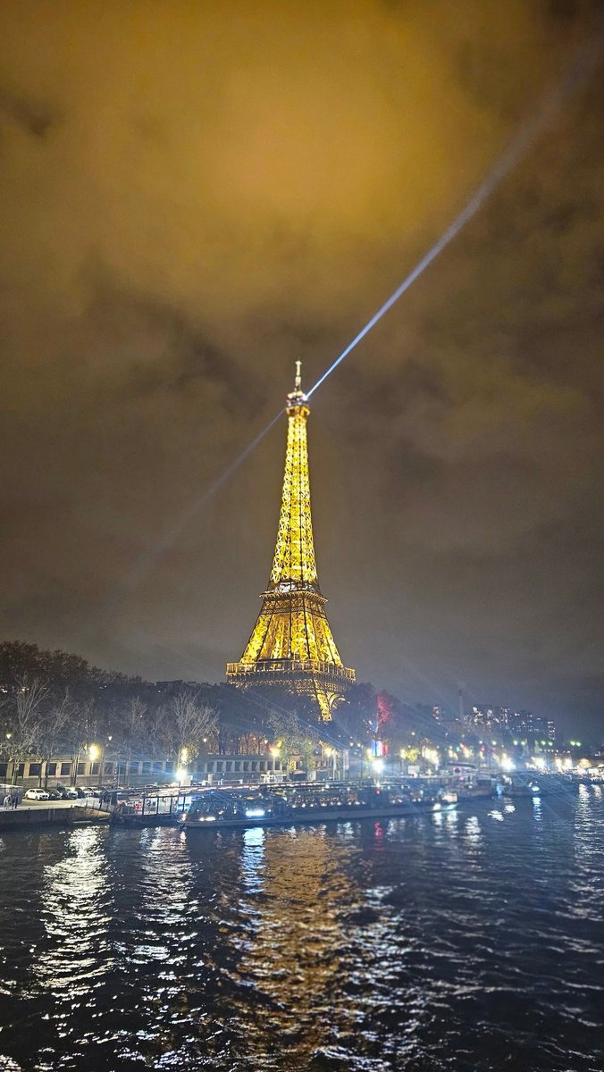 Mir_Ikhlaq786's tweet image. The dream of watching it with your eyes 👀  is surreal #Eiffeltower #Parisfrance