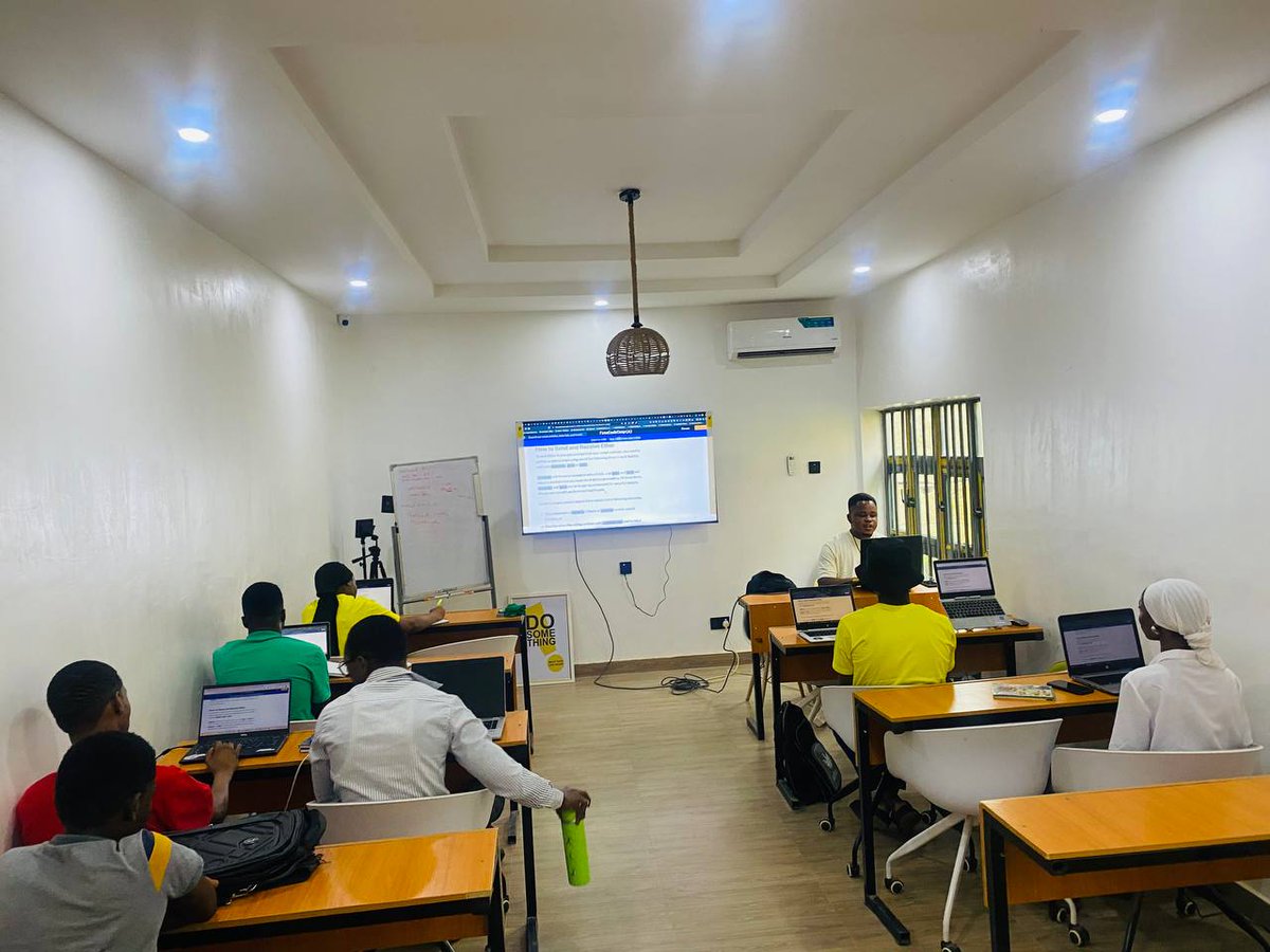 Dev_Rodiyat's tweet image. Yayy !!!🎉💃
After multiple weeks of reading documentations, understanding EIPs, presentations and so on, I finally wrote a smart contract today on @remix and it felt really good. Wrote a counter contract with increment and decrement functions. Small but was a great eye-opener 💛