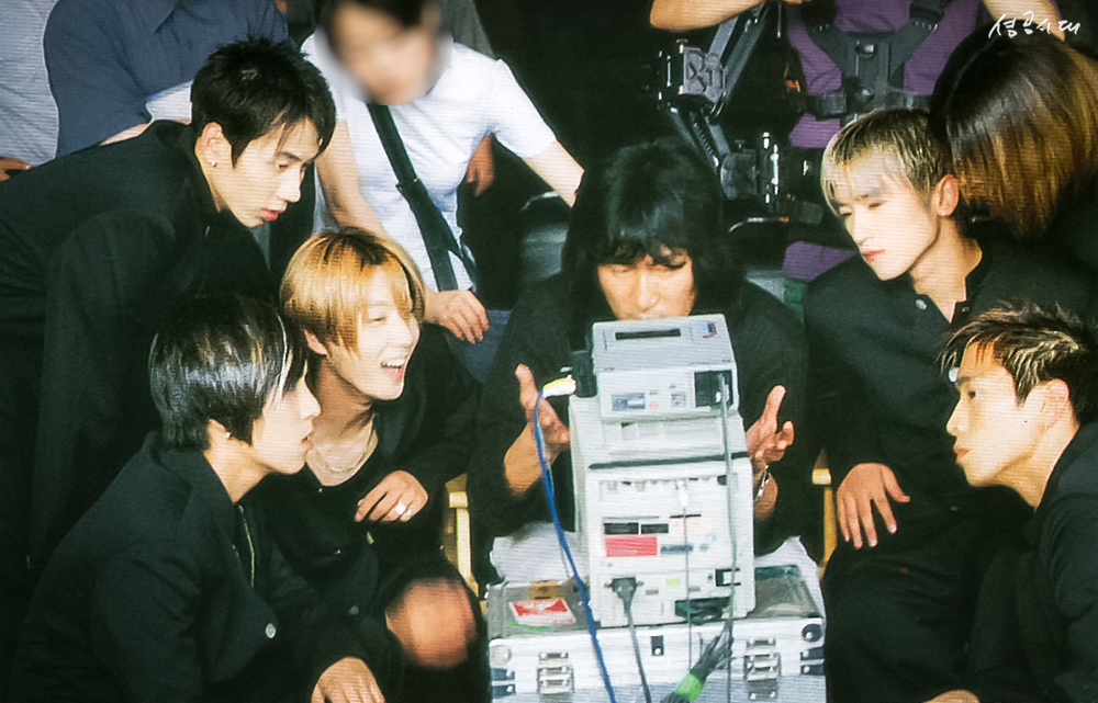 웃는 거에 반해서...