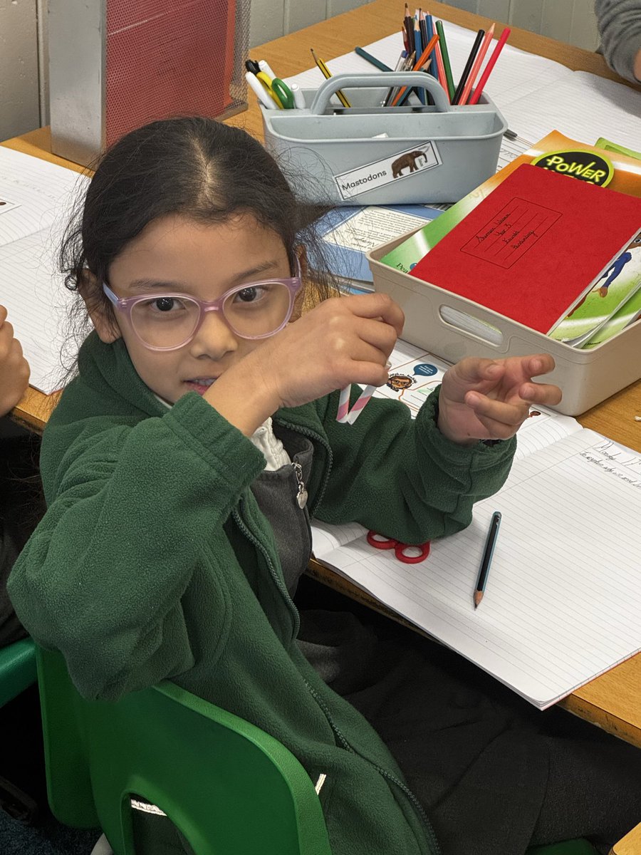 ManorParkSchSM1's tweet image. Year 3 have explored how joints work by doing an experiment using straws and string. We realised that in order to bend, we needed to cut the straw in half. This works just like joints do! We learnt about the importance of hinge, pivot and ball and socket joints! #MPPAScience