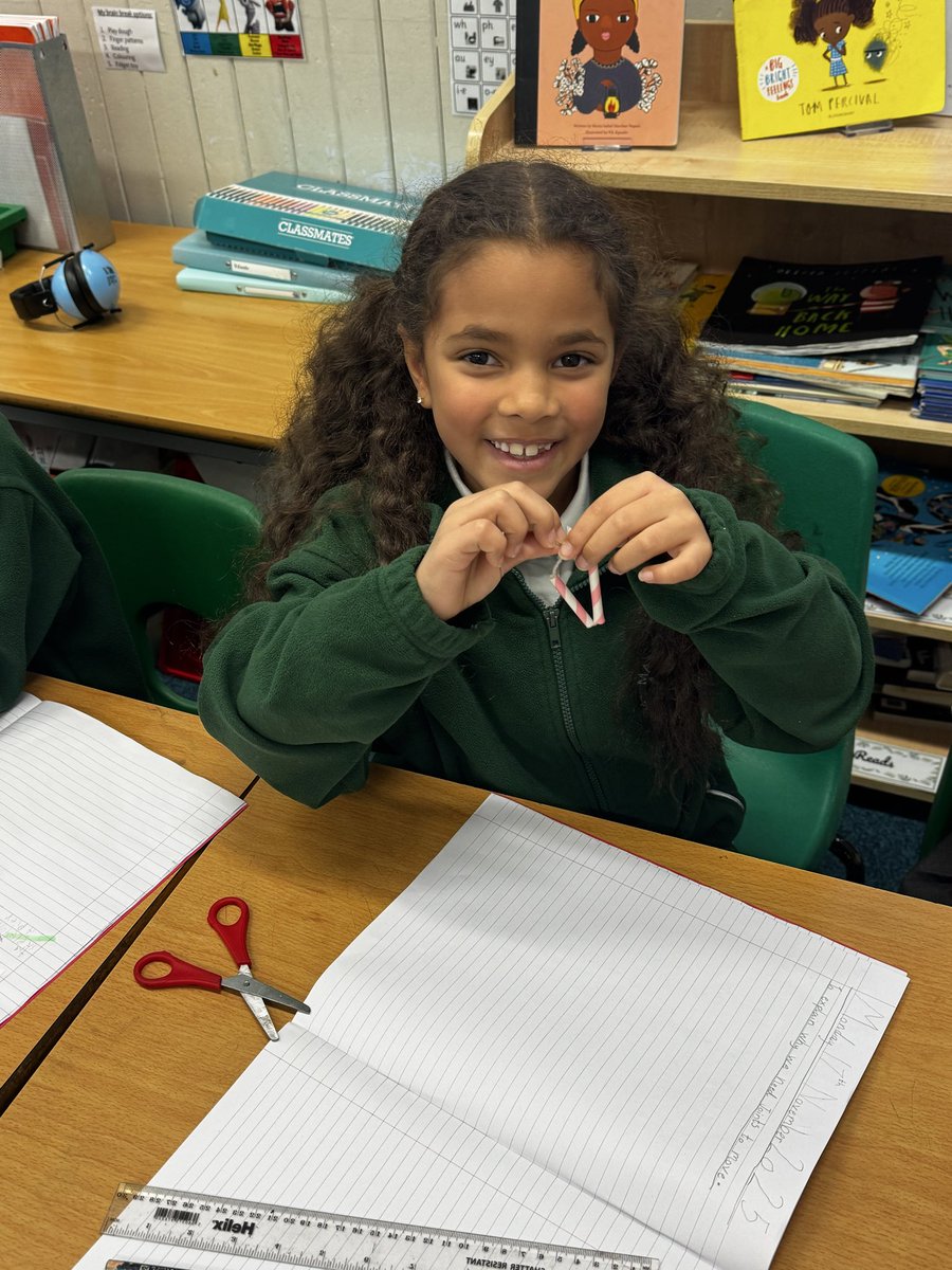 ManorParkSchSM1's tweet image. Year 3 have explored how joints work by doing an experiment using straws and string. We realised that in order to bend, we needed to cut the straw in half. This works just like joints do! We learnt about the importance of hinge, pivot and ball and socket joints! #MPPAScience