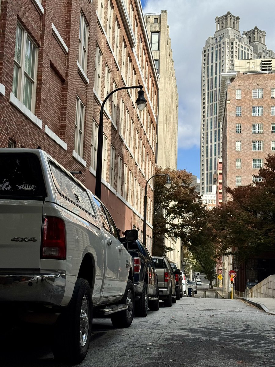 Атланта (расправила плечи)