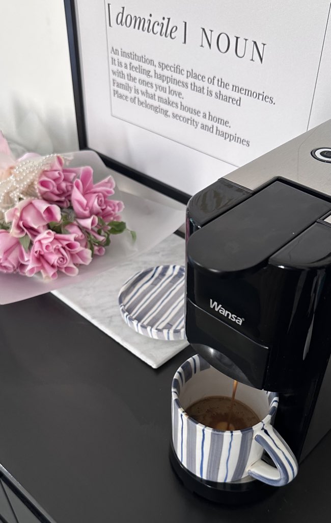 ____OnlyReem's tweet image. " بينمَا أنتِ تشرحين لي معنى البهجة، أنا أراها فيك"