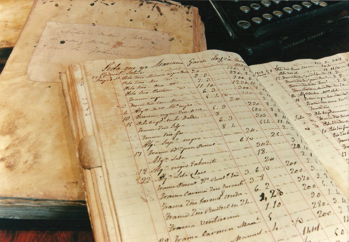 En Garín mantenemos viva la tradición de tejer desde 1820. Este libro de comisiones es testigo de nuestra historia y de la industria que se consolidó en el siglo XIX. 📜🪶 #artesanía #seda