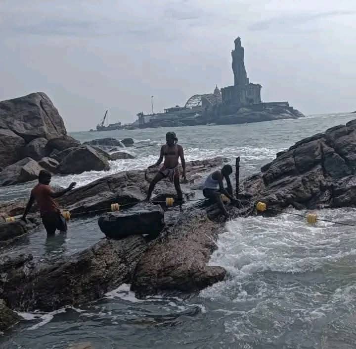 கன்னியாகுமரி முக்கடல் சங்கமம் பகுதியில், ஐயப்ப பக்தர்கள் பாதுகாப்பு கருதி நகராட்சி நிர்வாகம் சார்பில்

பாதுகாப்பு மிதவைகள் அமைப்பதற்கான ஏலம் அண்மையில் நடைபெற்றது. 

இதையடுத்து இன்று கடலுக்குள் பாதுகாப்பு மிதவைகள் அமைக்கப்பட்டது.