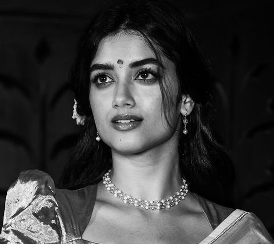 Unpopular opinion : Bhagyashri Borse would have done better job in playing Savitri than Keerthi Suresh in Mahanati Biopic. She is PERFECT in acting. Keerthi isn't that good actress👎 
#bhagyashriborse
