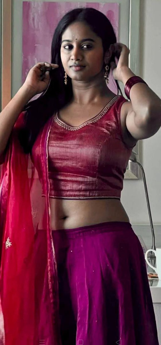 இந்த மாடல் டிரஸ் ரொம்பவே நல்லா இருக்கு ஆனால் கூச்சப்படாமல் எப்படி போடுறாங்கன்னு தெரியல😋