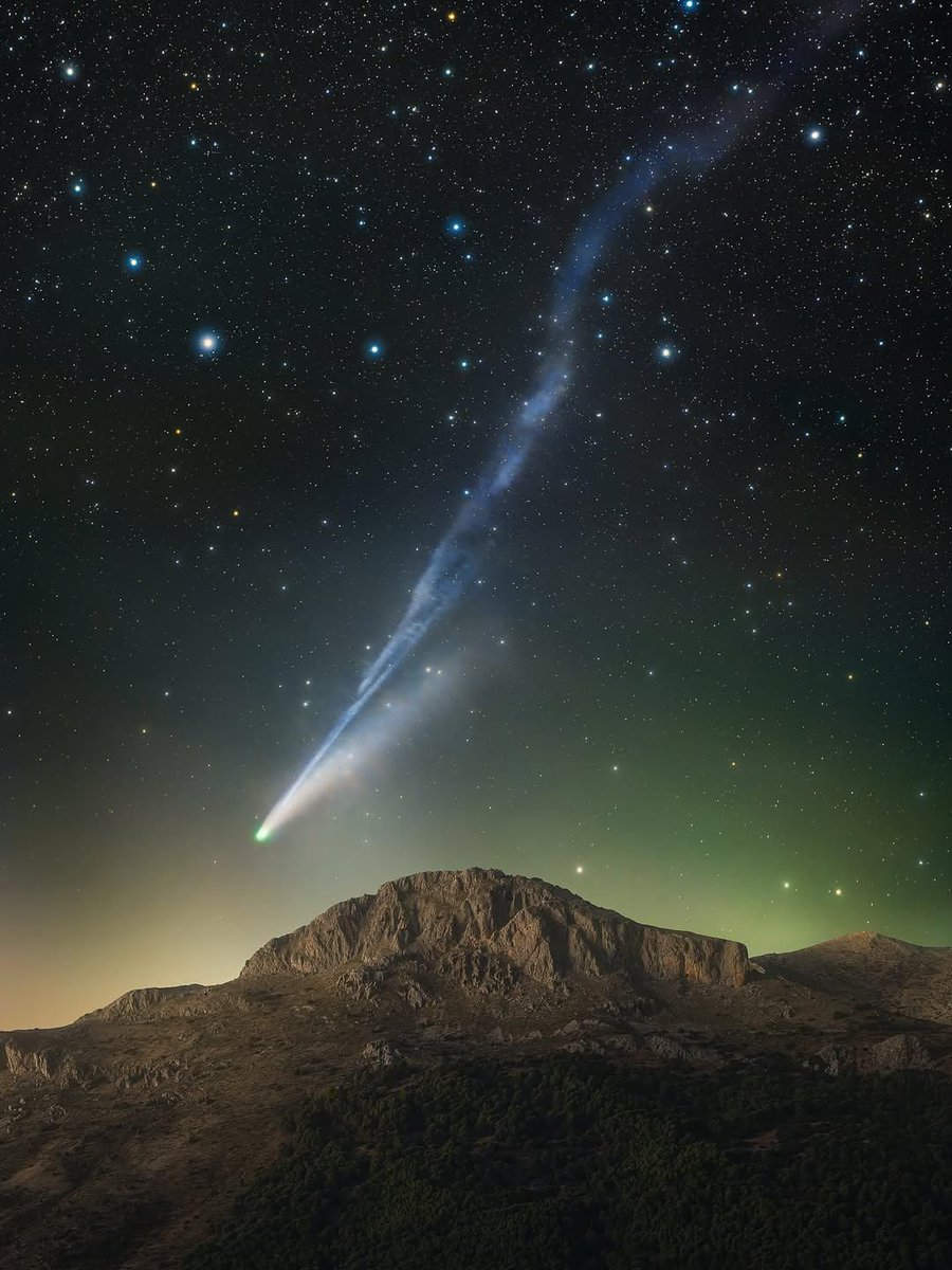 AsgardiaSpace's tweet image. Comet Lemmon was photographed last week by Ignacio Fernández. It won’t pass Earth again for 1,155 years—a rare glimpse of a millennial visitor from the outer solar system.

#CometLemmon #Astrophotography #Skywatching