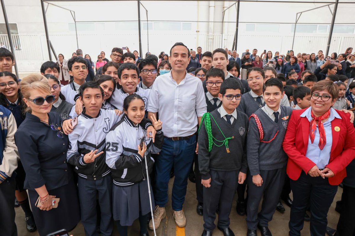 presidenciaperu's tweet image. El presidente José Jerí volvió a su alma mater para rendir homenaje a la patria. 🇵🇪

Esta mañana, el mandatario participó en el izamiento de la bandera en la Institución Educativa Parroquial San Antonio de Padua, en Jesús María, el colegio donde inició su formación y valores.

En…