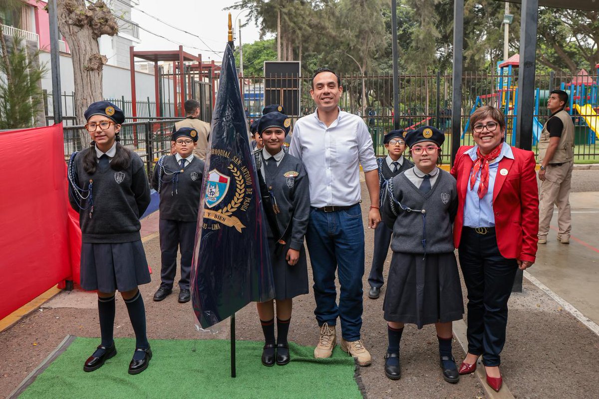 presidenciaperu's tweet image. El presidente José Jerí volvió a su alma mater para rendir homenaje a la patria. 🇵🇪

Esta mañana, el mandatario participó en el izamiento de la bandera en la Institución Educativa Parroquial San Antonio de Padua, en Jesús María, el colegio donde inició su formación y valores.

En…