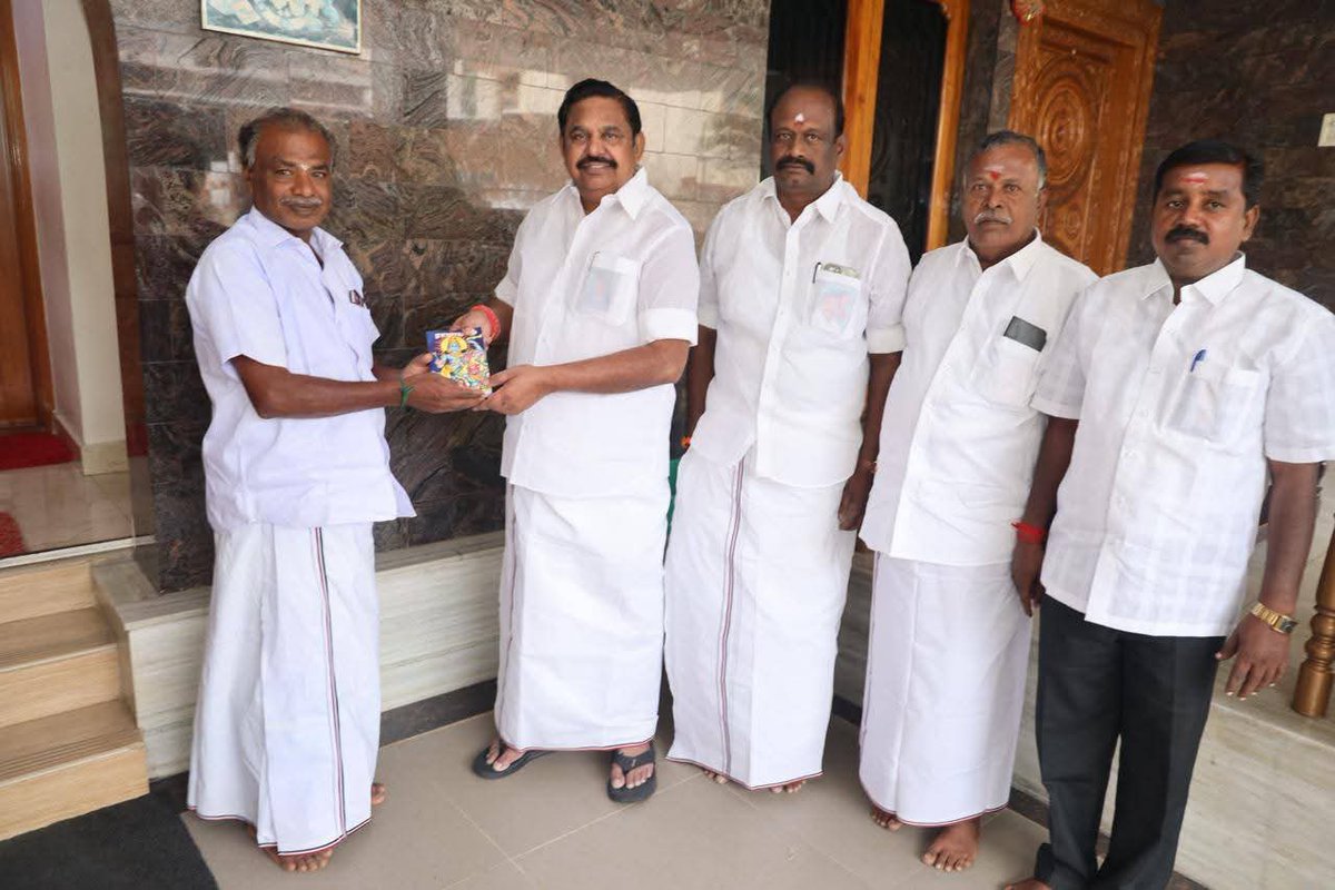 Karthik_Ram_h's tweet image. #தலைவனை_தேடி

♦️அமமுக அமைப்புச் செயலாளர் S.K. தேவதாஸ் 

♦️அமமுக பேராவூரணி தெற்கு ஒன்றிய செயலாளர் வழக்கறிஞர் சிங்காரம் 

♦️அமமுக சேதுபாவாசத்திரம் வடக்கு ஒன்றிய அவைத்தலைவர் கருப்பையன் 

ஆகியோர் மாண்புமிகு எடப்பாடியார் முன்னிலையில் அதிமுகவில் இணைந்தனர்.