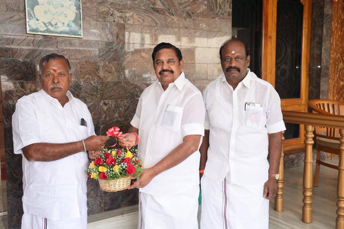 Karthik_Ram_h's tweet image. #தலைவனை_தேடி

♦️அமமுக அமைப்புச் செயலாளர் S.K. தேவதாஸ் 

♦️அமமுக பேராவூரணி தெற்கு ஒன்றிய செயலாளர் வழக்கறிஞர் சிங்காரம் 

♦️அமமுக சேதுபாவாசத்திரம் வடக்கு ஒன்றிய அவைத்தலைவர் கருப்பையன் 

ஆகியோர் மாண்புமிகு எடப்பாடியார் முன்னிலையில் அதிமுகவில் இணைந்தனர்.