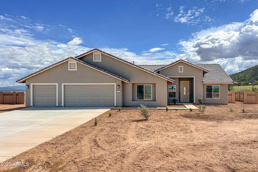 2,099 sq ft, 4 bed, 2 bath home with a 3-car garage sits on over 2.5 acres, and stunning mountain views. Rachel Hansen, Realtor®, 484-252-3235, Long Realty - Pick of the Day, More at AZRealEstatePress.com. All properties advertised meet EHO regulations. ©2025REP.