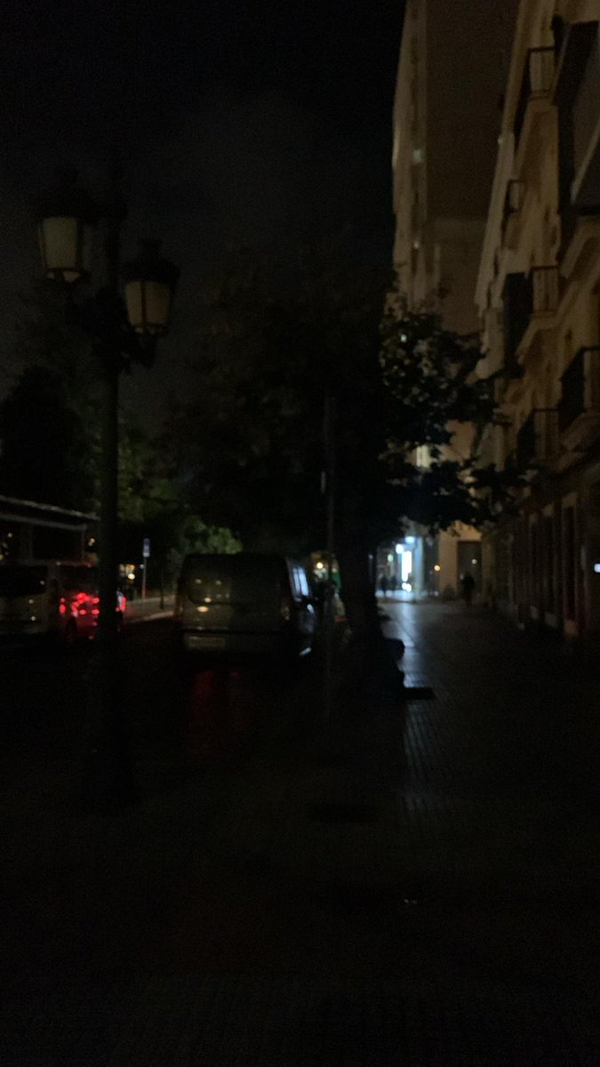 Canalejas a oscuras.  
Cádiz, la ciudad que más invierte en luces de Navidad. 
#OtroApagónMás