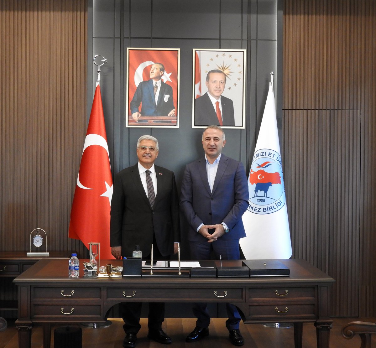 Cumhurbaşkanı Başdanışmanı Sayın Vedat Demiröz, Merkez Birliğimizi ziyaret etti. Üreticilerimizin beklentileri ve sektörel konuları ele aldığımız verimli bir görüşme gerçekleştirdik. Gösterdikleri ilgi ve destek için teşekkür ederiz. <a href="/vedatdemiroz/">Vedat Demiröz</a> 
#TÜKETBİR #vedatdemiroz
