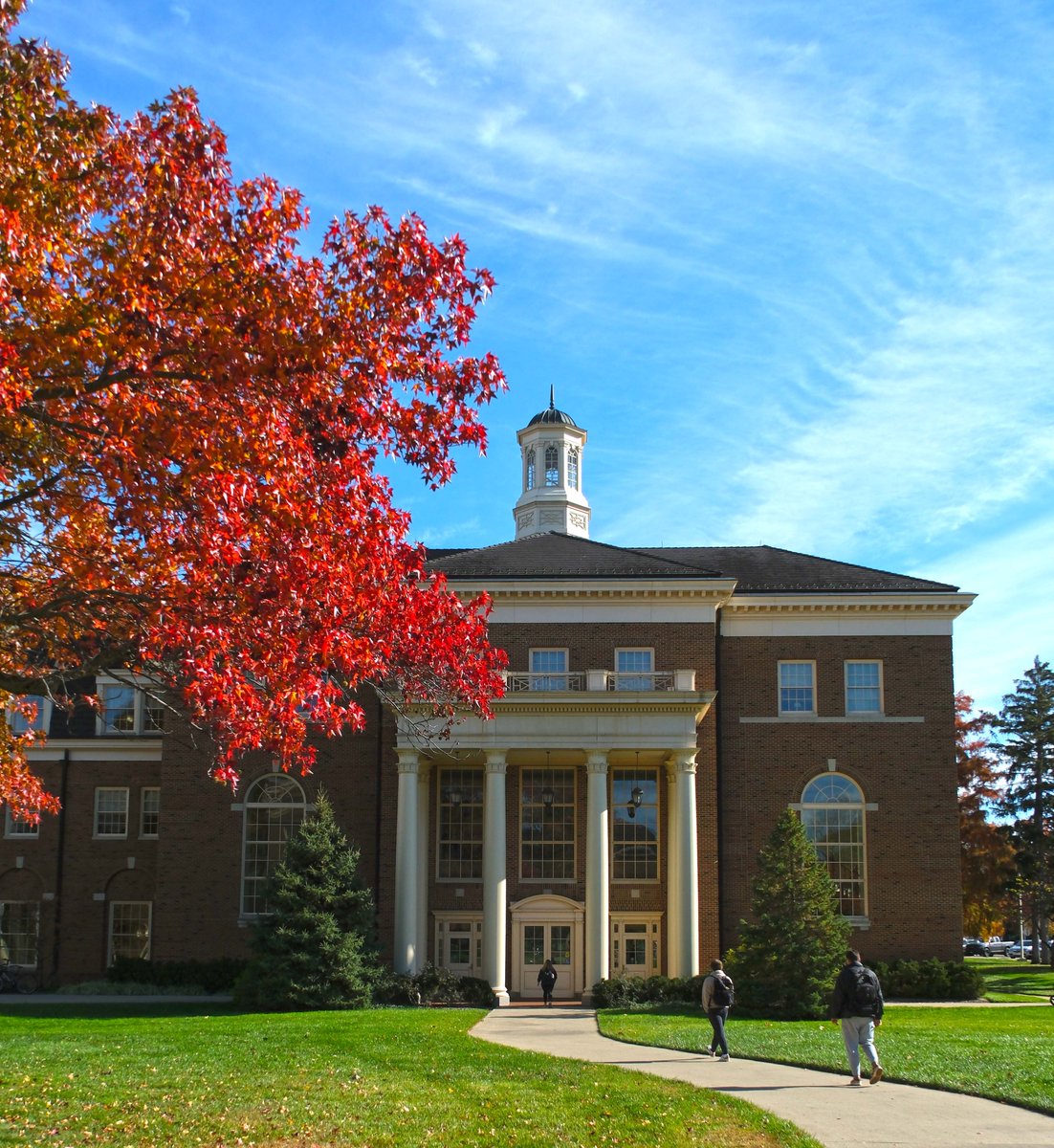 FarmerSchoolMU's tweet photo. We (and we mean @FarmerSchoolMU and @miamiuniversity) look great this time of year. #fallforMiami https://t.co/8A1XlcP3Cp