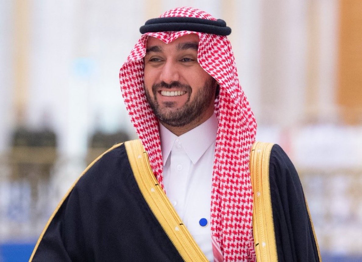 كيان بهذا الحجم والعراقة يُقاد نحو المجهول بقرارات عبثية وصمتٍ غير مبرر!
نادي الشباب الذي صنع المجد ووقف أمام الكبار بشموخ، أصبح اليوم يعيش أسوأ فتراته بسبب إدارة مرتبكة وقرارات كارثية دمّرت هيبته وأطفأت روحه.
إلى من يقود النادي اليوم: إلى متى الصمت؟ إلى متى هذا العبث؟ جمهور