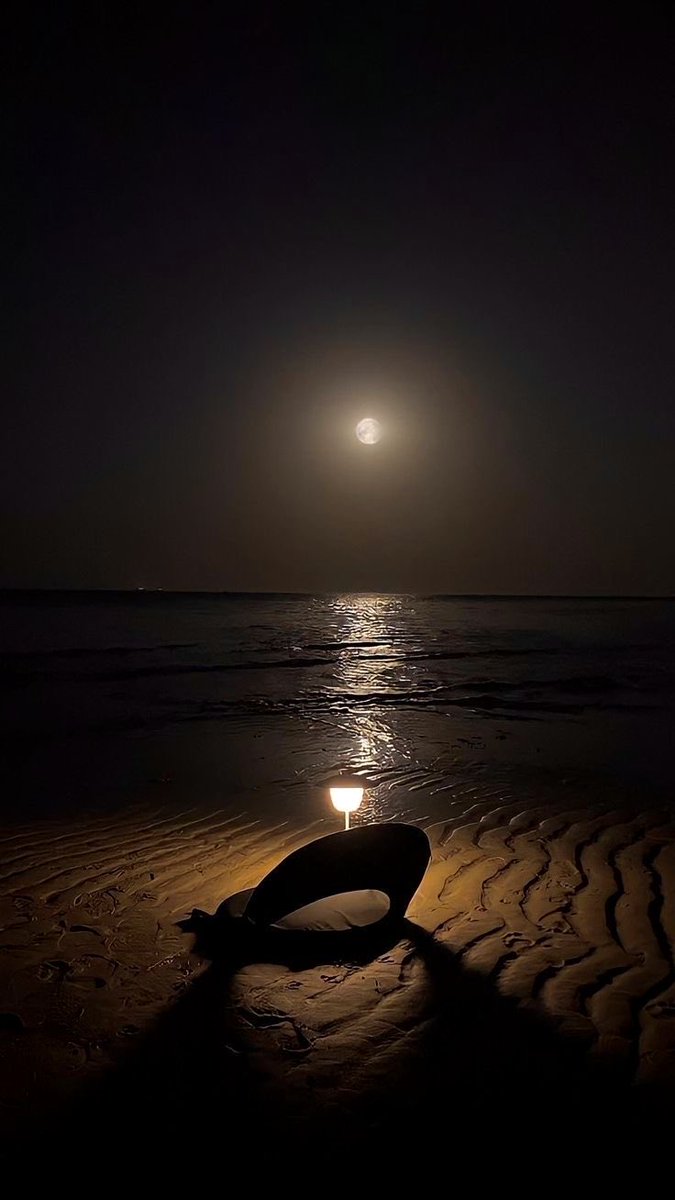 هذه الليّله اللي ينقال عنها :
ليلة خميس طرز بها نور القمر نصف الشهر 🍃🤎..