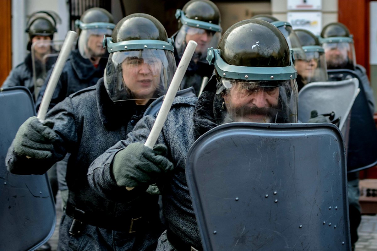 Służba zdrowia dogorywa, NFZ upada, operacje zostają przekładane, ale na to jak na Neo-TVP, K13GR znalazła miliardy.
Do końca października tego roku, rząd Tuska wypłacił ponad 3 mld zł odszkodowań wszelkiej maści ubekom i esbekom - sługusom komunistycznego reżimu.
Wstyd i hańba!