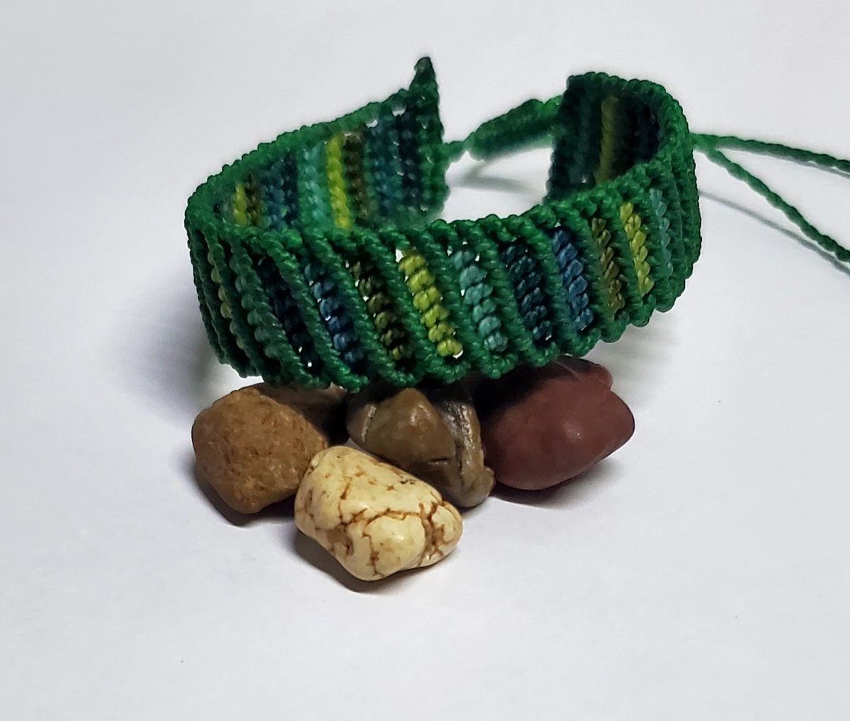 bisuteriachelu's tweet image. #hola MMire est e hilo
El #macramé es una técnica artesanal que consiste en crear tejidos,  joyas y artículos decorativos mediante nudos.
#felizdia #SiguemeYTeSigo