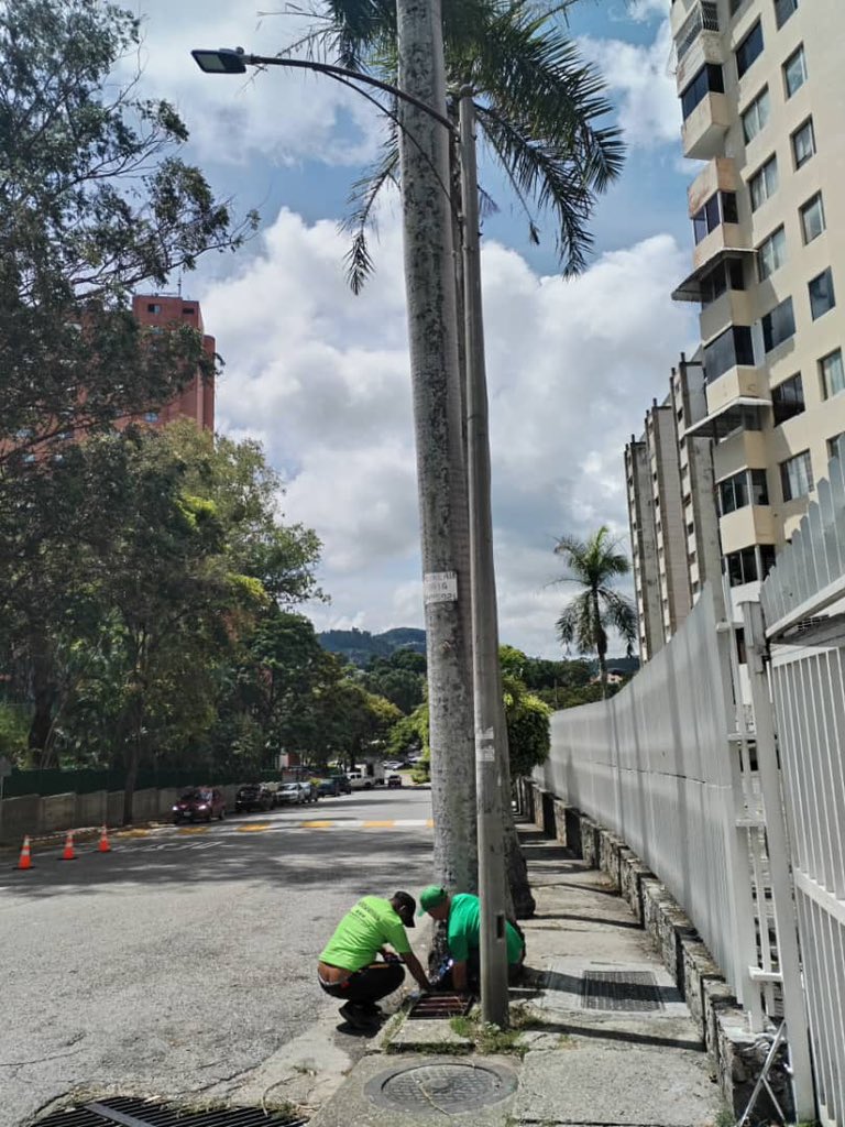 Nuestro equipo de #Iluminación💡se encuentra realizando labores de:

💡Revisión de iluminación:
📍Urb. #Caurimare

💡Evaluación de cableado:
📍Urb. #TerrazaDeClubHípico