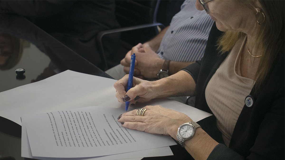 ✓ Capacitación y reinserción

✍️  Acuerdo OSE INR

Se firmó un convenio con el Instituto Nacional de Rehabilitación, cuyo objetivo es priorizar la donación de materiales, mobiliario e indumentaria, para apoyar programas de capacitación y reinserción de personas privadas de