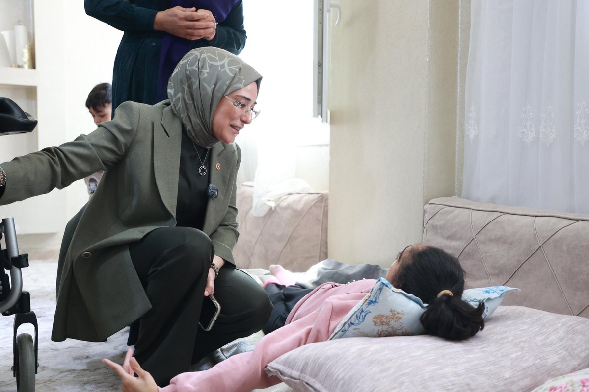 Allah iyilik yapan insanlardan razı olsun. Almanya'dan Şanlıurfa'ya uzanan bu yardım eli kimsesizlerin kimsesi olmuştur.
Şanlıurfa Milletvekili Cevahir Asuman Yazmacı'nın vesile olduğu, Avrupa El Ele Vakfı tarafından Viranşehir'de akülü sandalyeler, yürüteçler, engelli ve yaşlı