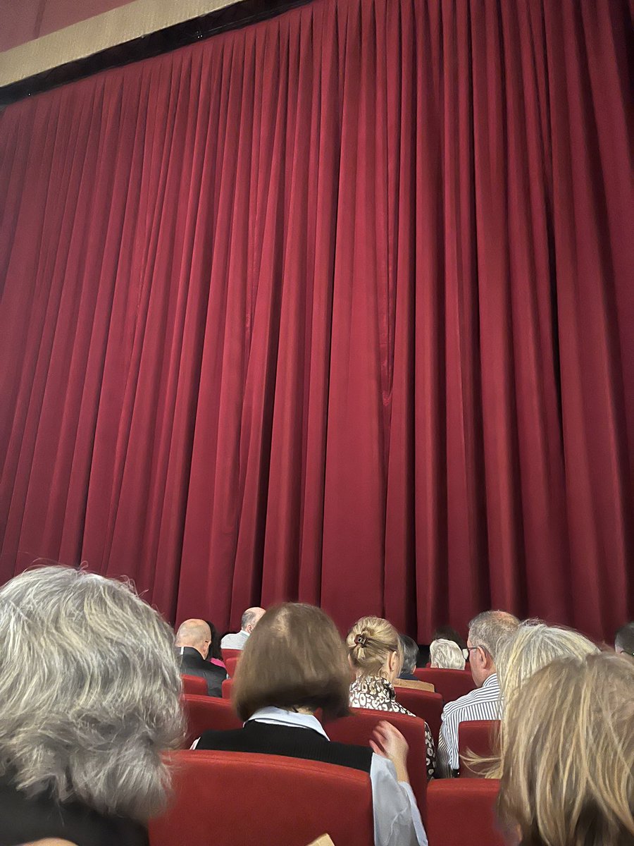 Ese momento en el que está a punto de levantarse el telón… Mañana os cuento qué me ha parecido la obra Victoria. Con Amparo Larrañaga e Iñaki Miramón, <a href="/clubsmedia/">Club Smedia Teatro</a>