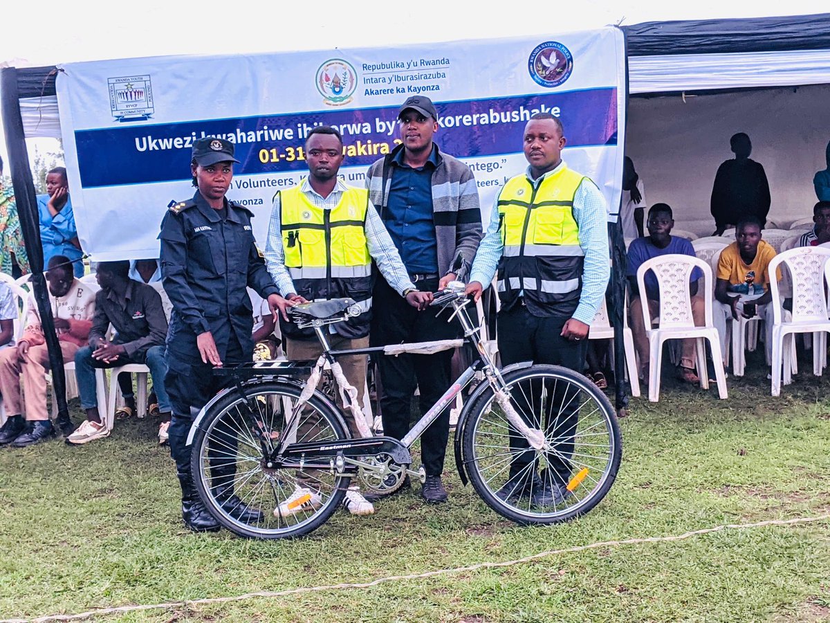 KayonzaDistrict's tweet photo. Urubyiruko rwasabwe gukomeza kugira uruhare mu iterambere ry’aho batuye, bagaharanira kurangwa n’imyitwarire myiza, naho ababyeyi basabwa gukomeza gushyigikira ibikorwa by’ubukorerabushake, banashimirwa uruhare rwabo rugaragara mu iterambere. https://t.co/pazDWG8GbW