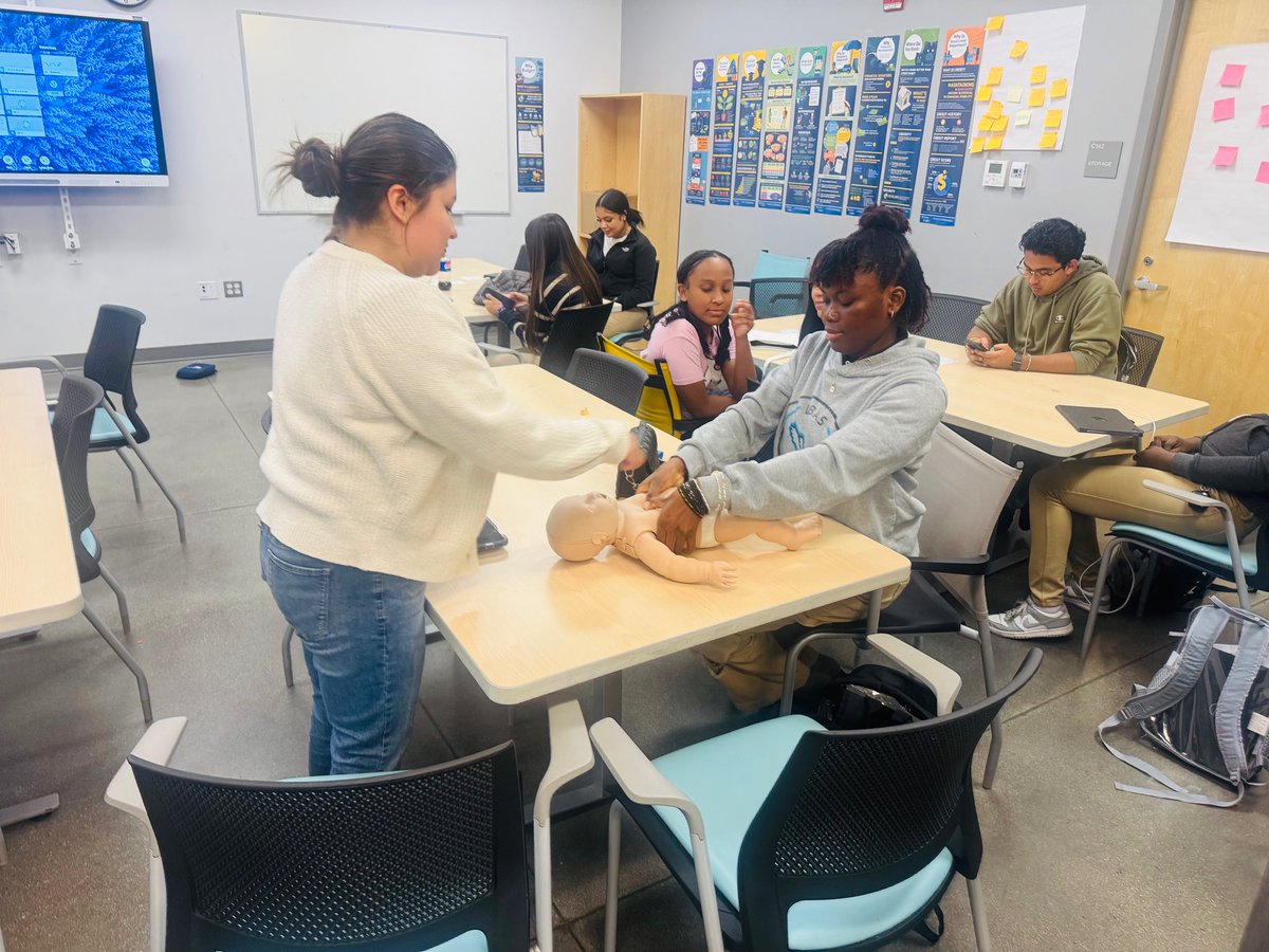_JacobsLadder's tweet image. Many thanks to GoodWorks DMV for teaching our future nurses at Fairmont Heights essential CPR skills and how to properly use an AED during critical moments. 💙

First aid saves lives! 🫀💫

#FutureNurses #CPRTraining #FirstAid #CareerReady #FHHS #JacobsLadder