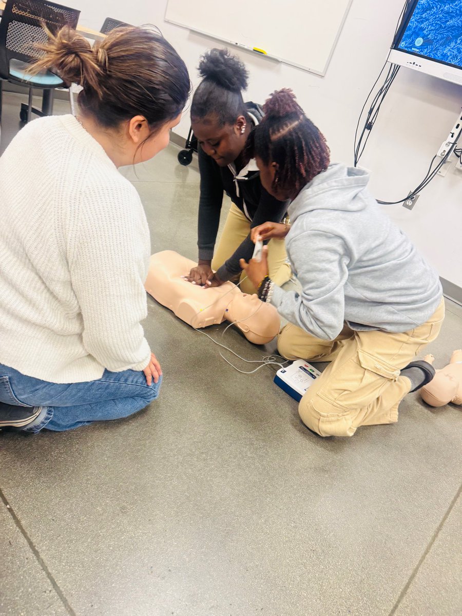 _JacobsLadder's tweet image. Many thanks to GoodWorks DMV for teaching our future nurses at Fairmont Heights essential CPR skills and how to properly use an AED during critical moments. 💙

First aid saves lives! 🫀💫

#FutureNurses #CPRTraining #FirstAid #CareerReady #FHHS #JacobsLadder