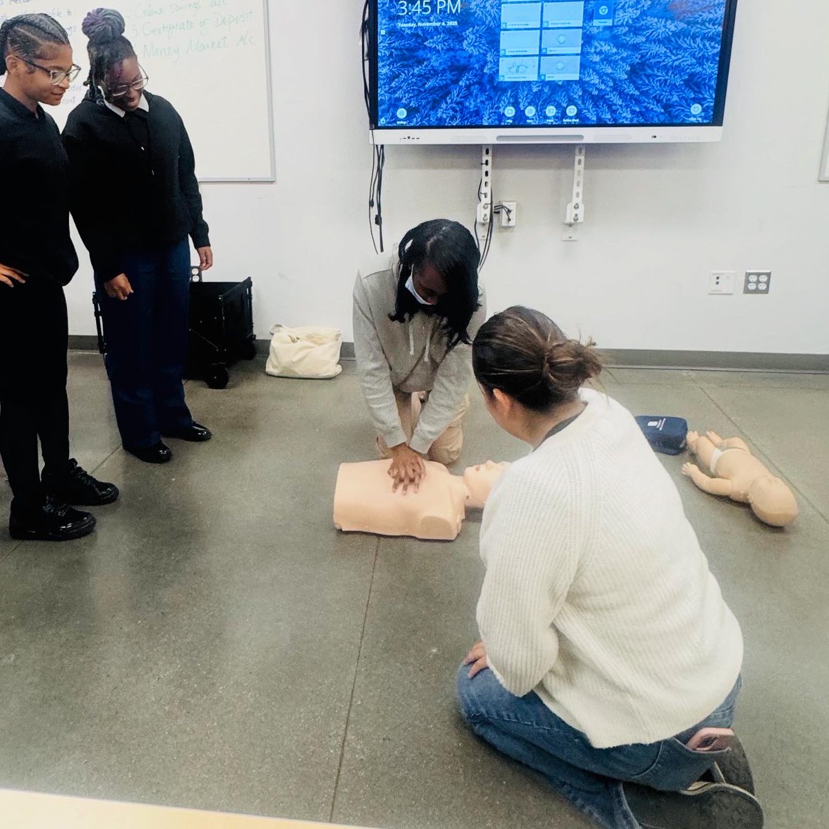 _JacobsLadder's tweet image. Many thanks to GoodWorks DMV for teaching our future nurses at Fairmont Heights essential CPR skills and how to properly use an AED during critical moments. 💙

First aid saves lives! 🫀💫

#FutureNurses #CPRTraining #FirstAid #CareerReady #FHHS #JacobsLadder