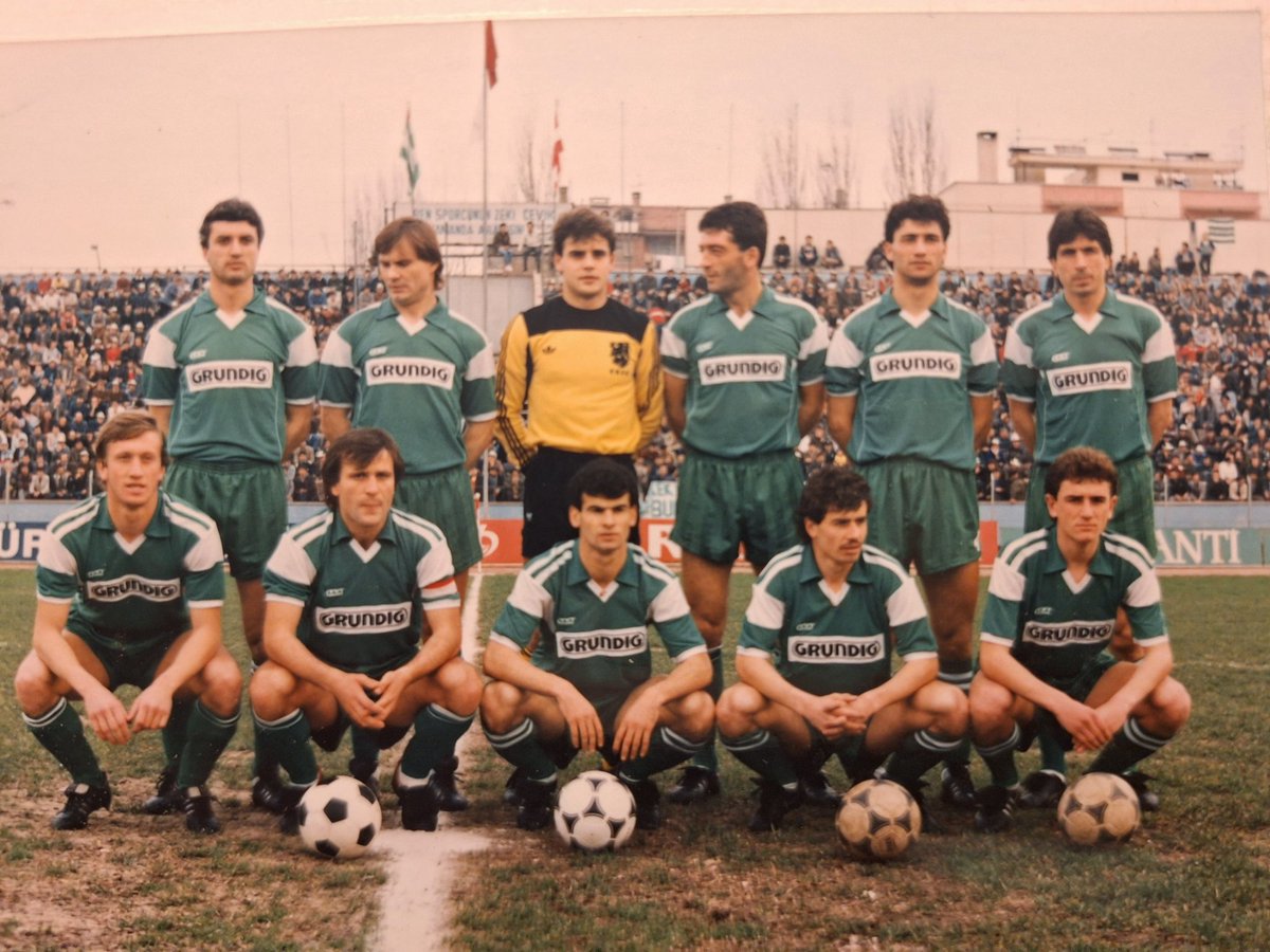 1986-1987 Bursaspor.
Ayaktakiler:
Bülent abi-Kerekeş abi-Mehmet- Biyediç abi-Esat-Bahtiyar abi.
Oturanlar:
Taygun-Beyhan abi-İslam-Salih- Çekirge Taner
İmparator Biyediç abime rahmet diliyorum.Bende emeği çoktur.Bahtiyar abimin bir bakışı yetiyordu zaten:))
YEMYEŞİL İNCİLER 💚🤍