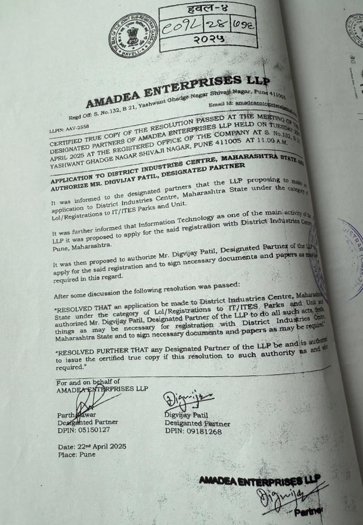 anjali_damania's tweet image. अजित पवारांची ही केस …. एकनाथ खडसेंसारखीच नाही का ? मुख्यमंत्री देवेंद्र फडणवीस आता त्यांच्या लाडक्या उप मुख्यमंत्र्यांवर कारवाई करणार ? 

पार्थ अजित पवार हे डायरेक्टर असलेल्या Amadea Holdings  LLP नावाच्या कंपनीने, १८०४ कोटीची महार वतनाची जमीन ३०० कोटीला घेतली? ह्या व्यवहारात २…